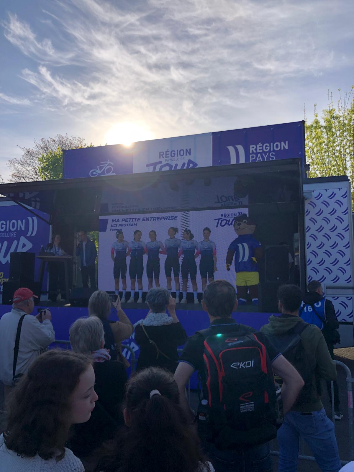 05-Podium-presentation-69d7613b43bc7.jpg